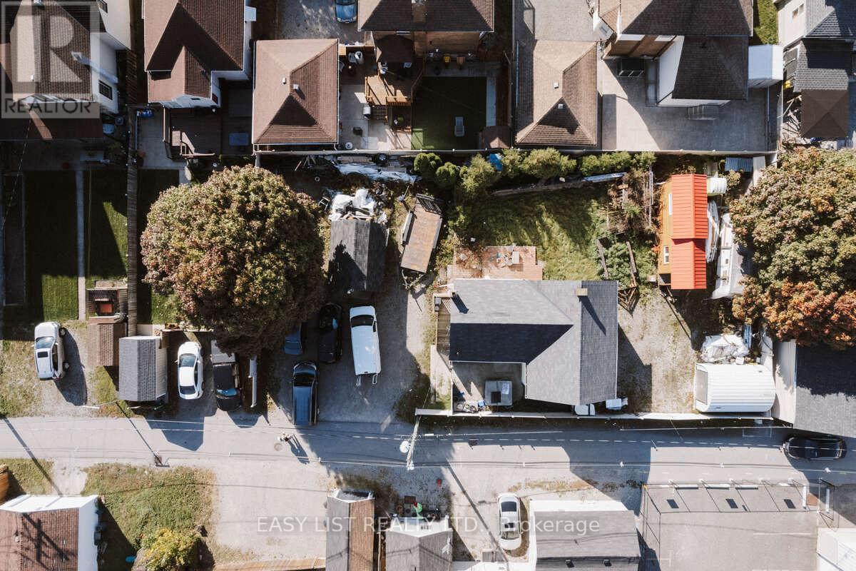 14 Chestnut Lane, St. Catharines, Ontario  L2T 1G4 - Photo 2 - X12474774