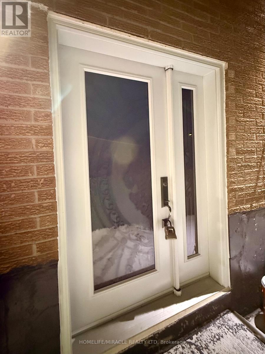 7044 Chigwel Court, Mississauga, Ontario  L4T 1N4 - Photo 15 - W12637458