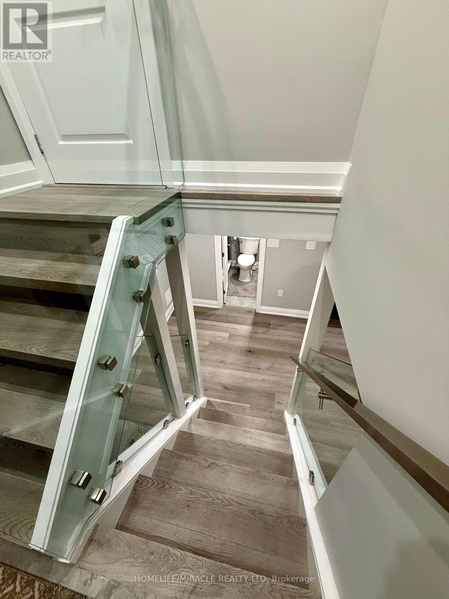 7044 Chigwel Court, Mississauga, Ontario  L4T 1N4 - Photo 2 - W12637458