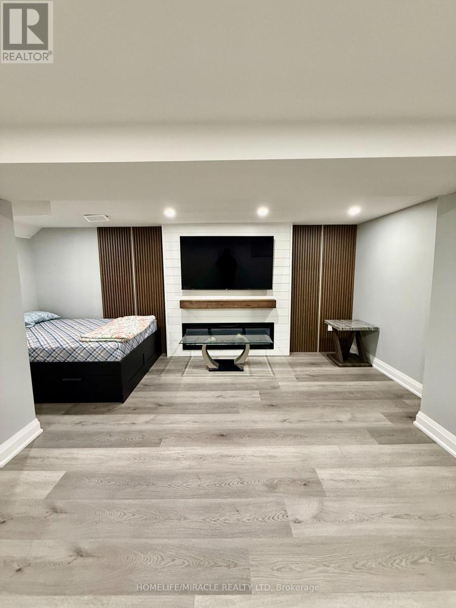 7044 Chigwel Court, Mississauga, Ontario  L4T 1N4 - Photo 4 - W12637458