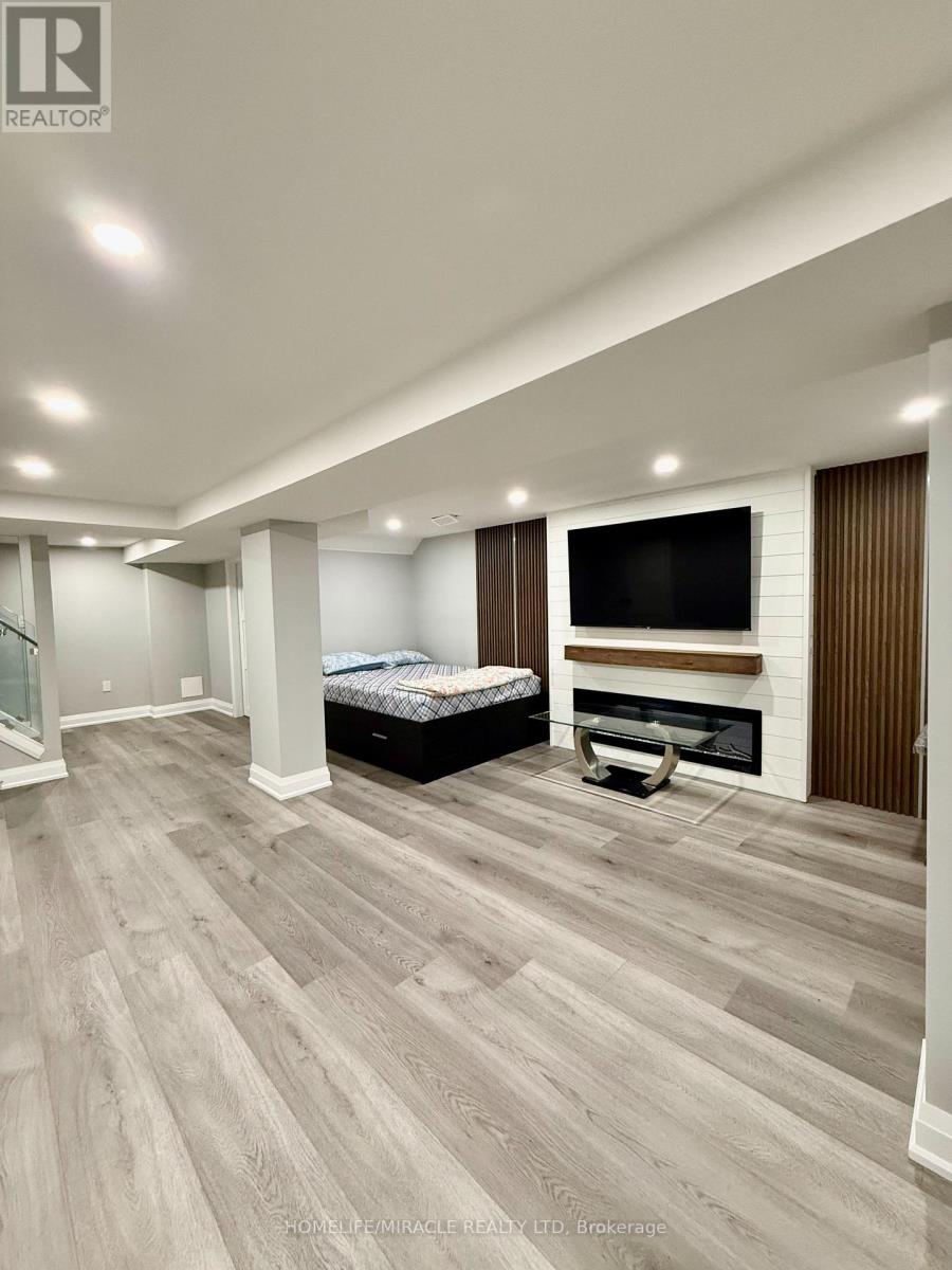 7044 Chigwel Court, Mississauga, Ontario  L4T 1N4 - Photo 5 - W12637458