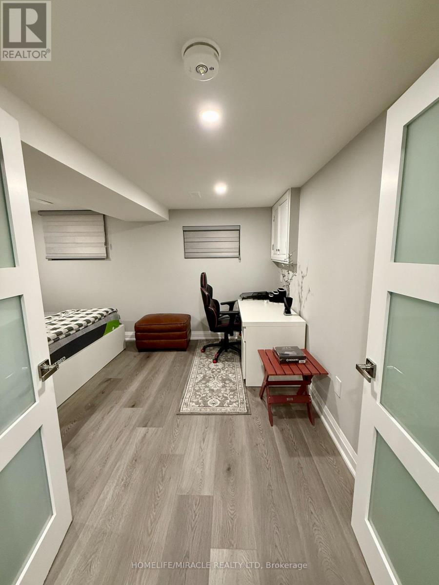 7044 Chigwel Court, Mississauga, Ontario  L4T 1N4 - Photo 6 - W12637458