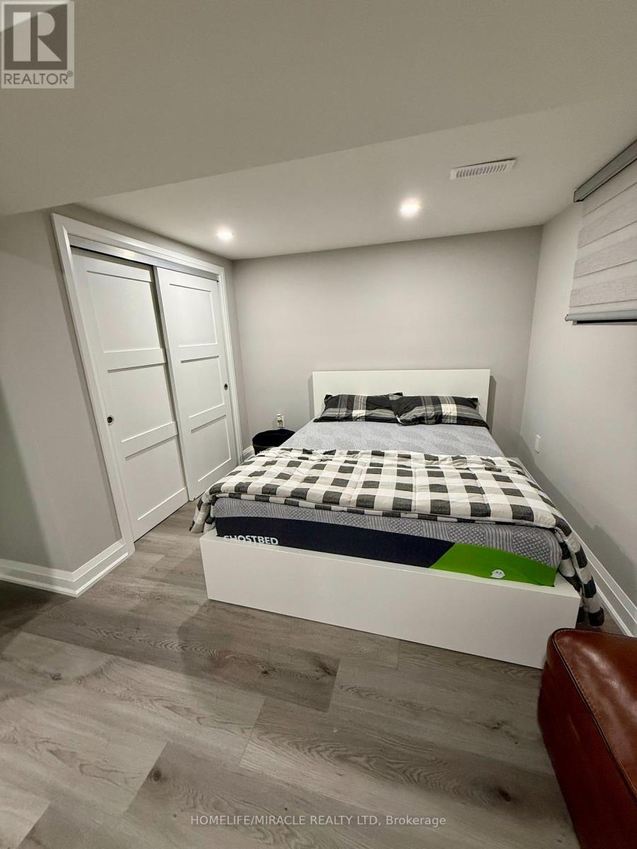 7044 Chigwel Court, Mississauga, Ontario  L4T 1N4 - Photo 7 - W12637458