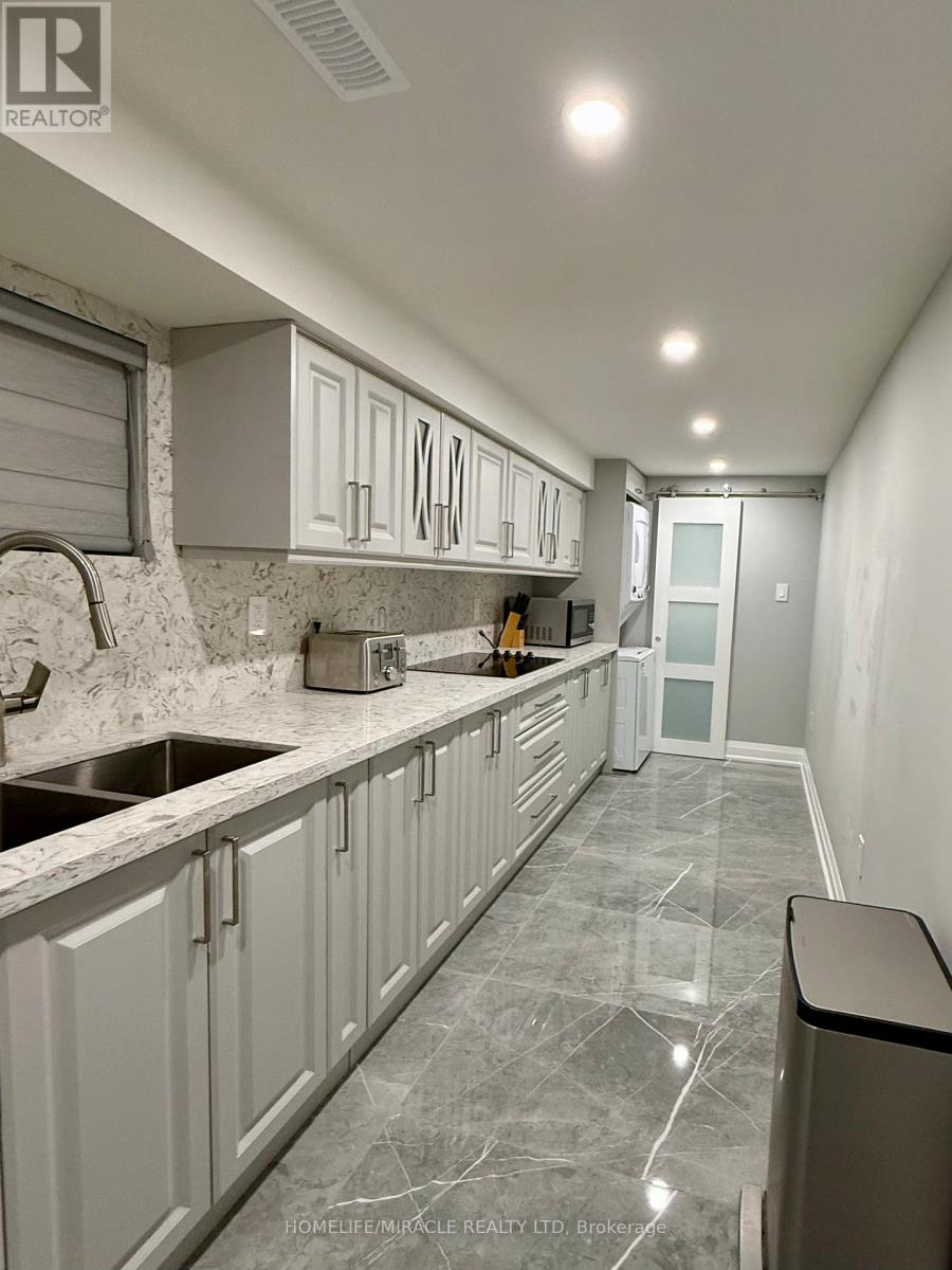 7044 Chigwel Court, Mississauga, Ontario  L4T 1N4 - Photo 8 - W12637458