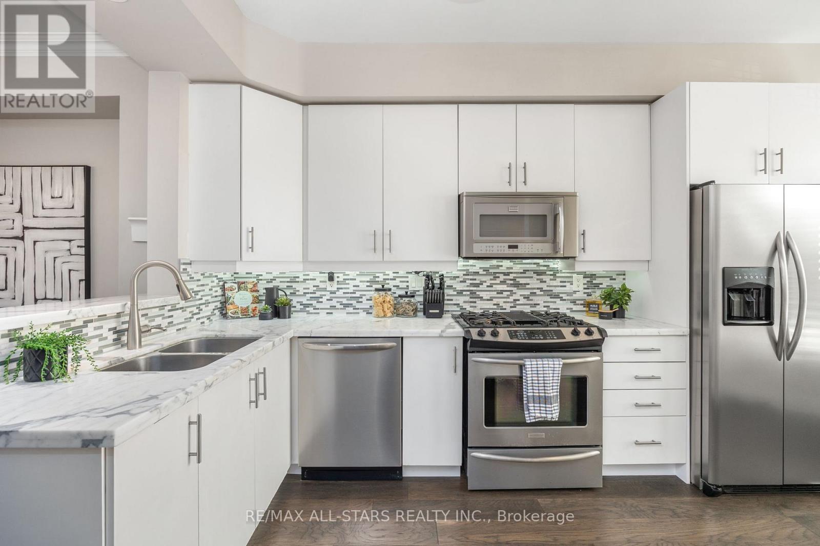 114 Six Point Road, Toronto, Ontario  M8Z 0A1 - Photo 4 - W12637476