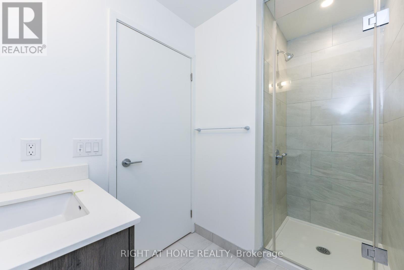 # 3911 - 395 Square One Drive, Mississauga, Ontario  L5B 0P6 - Photo 12 - W12637486