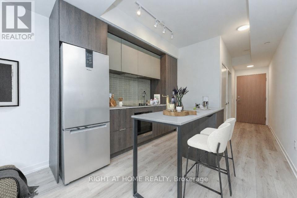 # 3911 - 395 Square One Drive, Mississauga, Ontario  L5B 0P6 - Photo 4 - W12637486