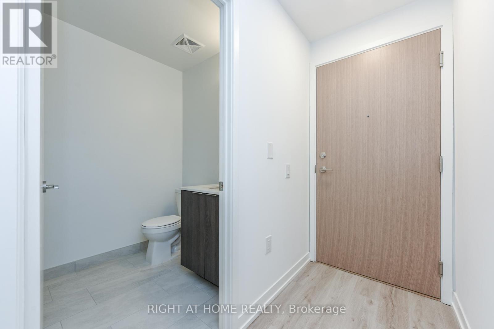 # 3911 - 395 Square One Drive, Mississauga, Ontario  L5B 0P6 - Photo 8 - W12637486