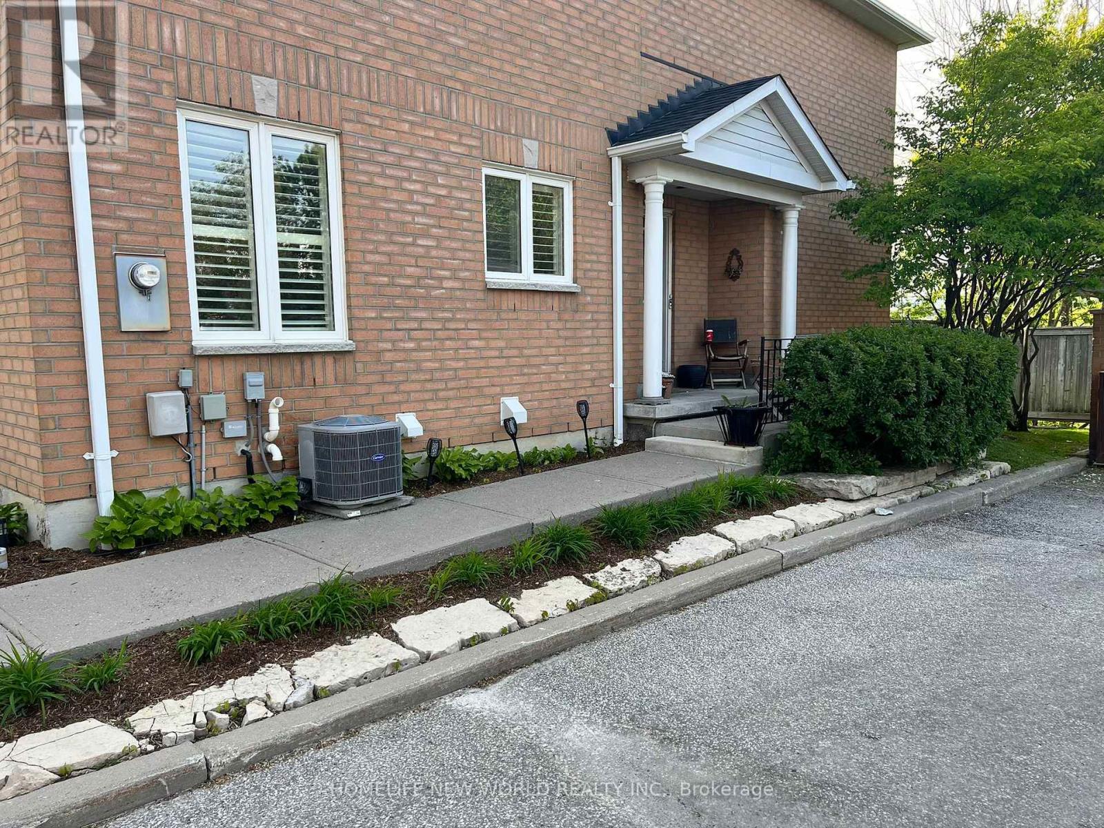 <div class="slider-price">$658,800</div><p>138 - 83 Mondeo Drive, Toronto, Ontario</p>