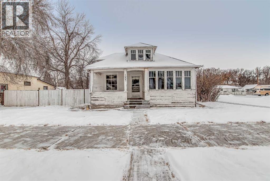 1003 Dominion Street Se, Medicine Hat, Alberta T1A 1A1 - Photo 1 - A2274765