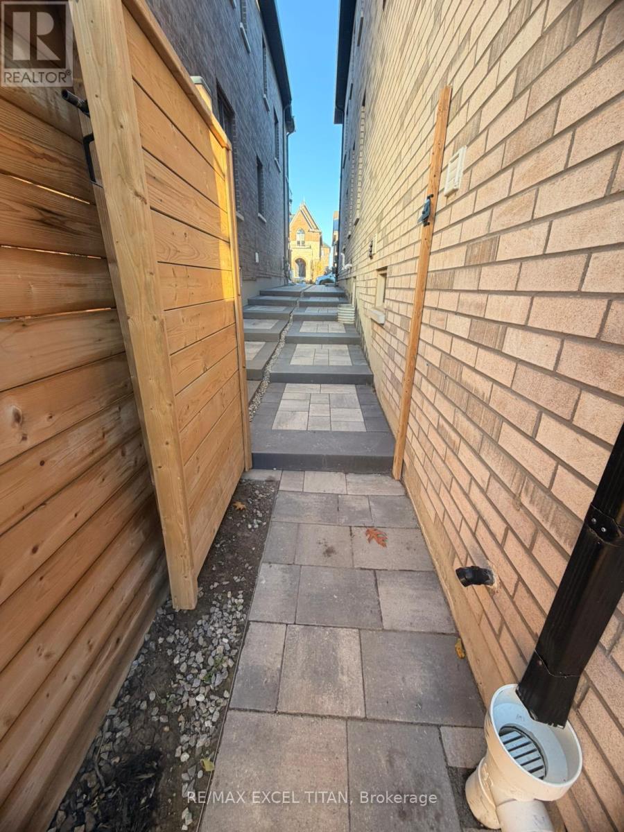 460 Mactier Drive, Vaughan, Ontario  L4H 4L8 - Photo 2 - N12637510