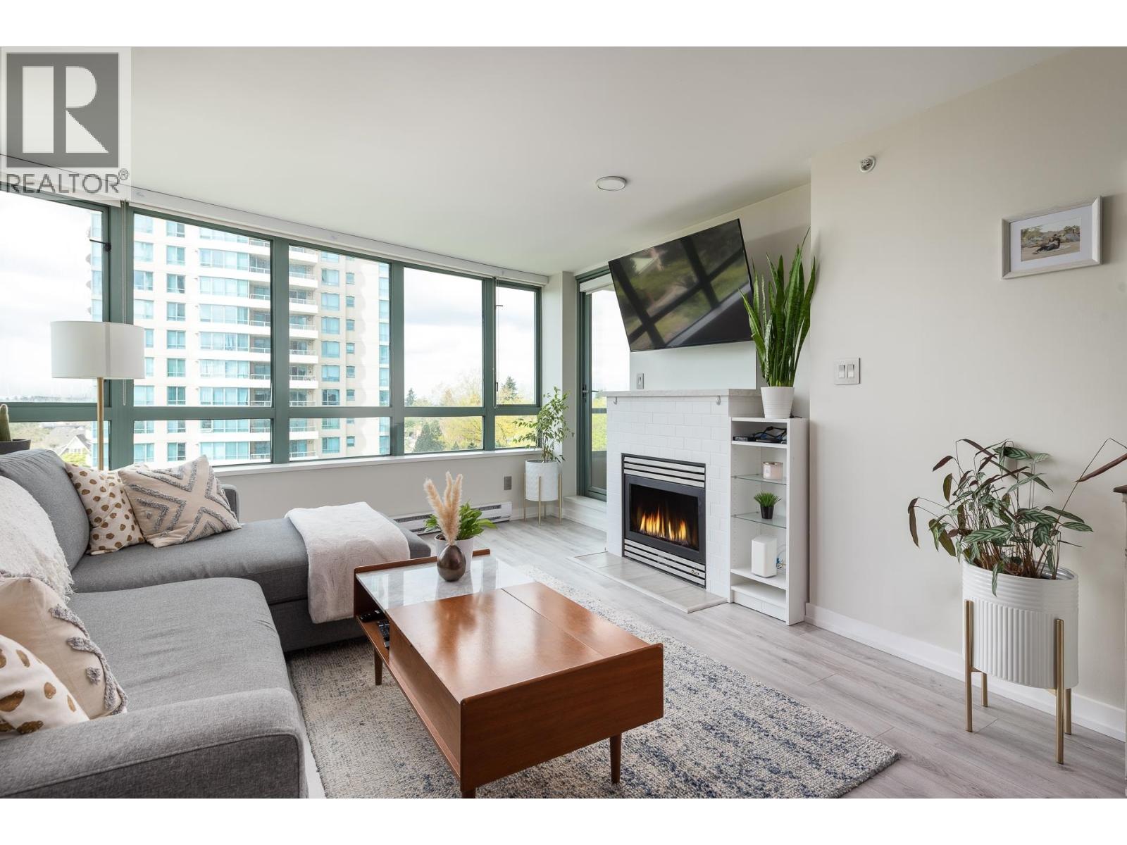 905 6659 Southoaks Crescent, Burnaby, British Columbia  V5E 4M9 - Photo 2 - R3074176