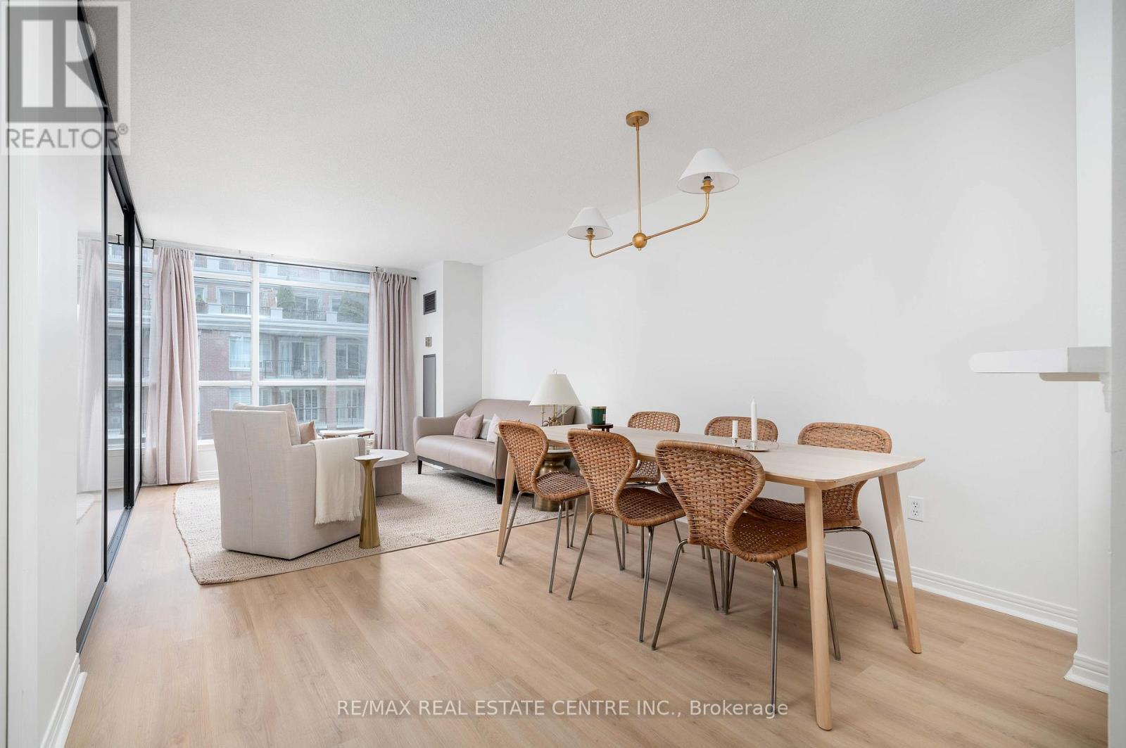 <div class="slider-price">$2,400 Monthly</div><p>616 - 942 Yonge Street, Toronto, Ontario</p>