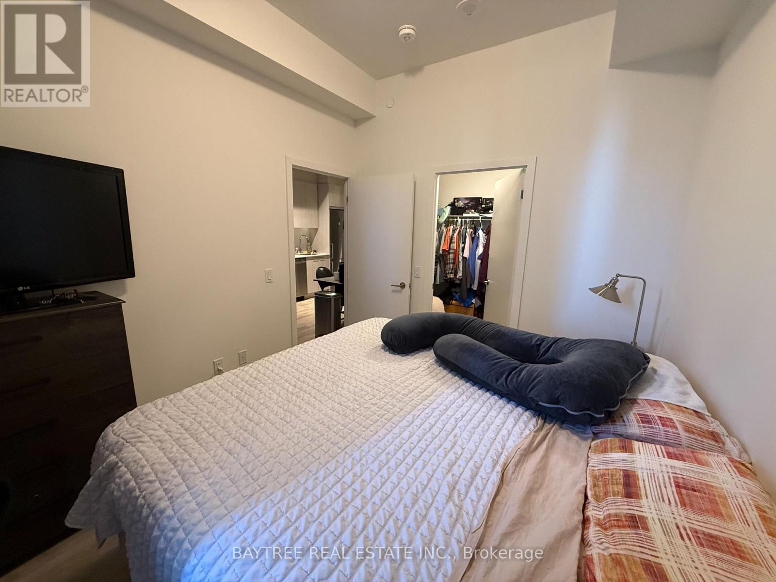 403 - 185 Deerfield Road, Newmarket (Central Newmarket), Ontario  L3Y 0G7 - Photo 2 - N12637592