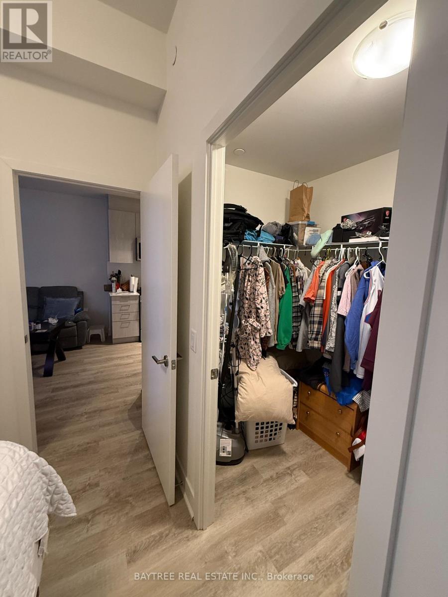 403 - 185 Deerfield Road, Newmarket (Central Newmarket), Ontario  L3Y 0G7 - Photo 3 - N12637592