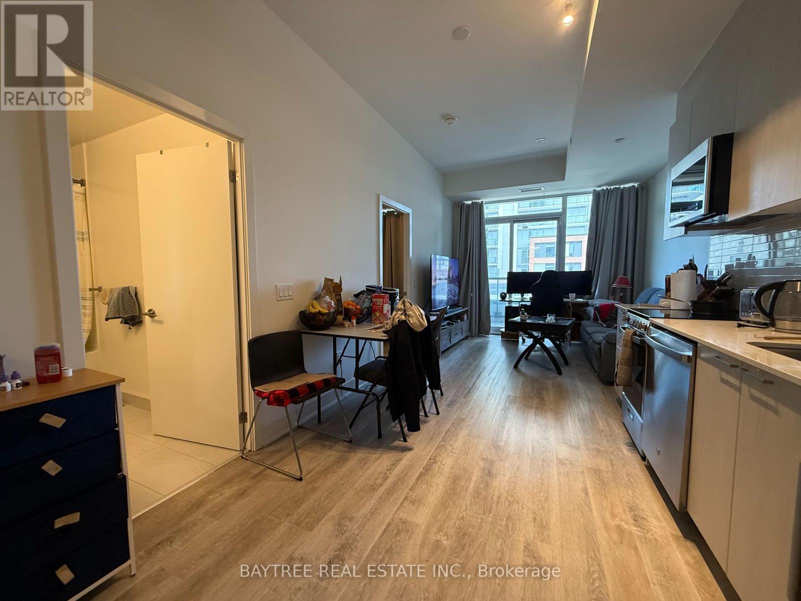 403 - 185 Deerfield Road, Newmarket (Central Newmarket), Ontario  L3Y 0G7 - Photo 4 - N12637592