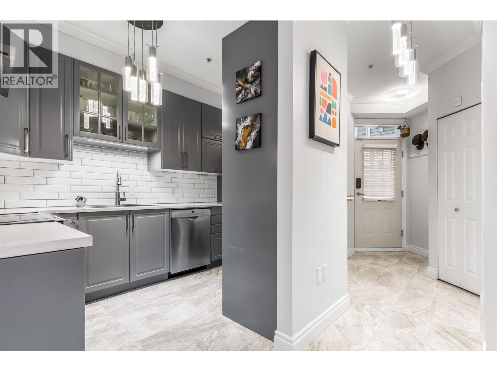 204 815 First Street, New Westminster, British Columbia  V3L 2H7 - Photo 4 - R3074100