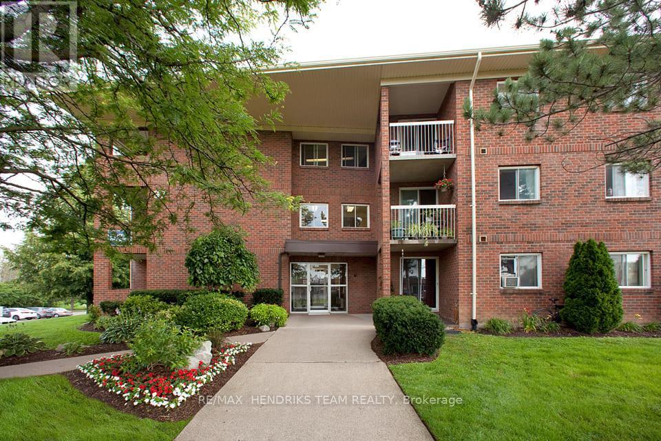 402 - 87 Rockwood Avenue, St. Catharines (Secord Woods), Ontario  L2P 3P2 - Photo 1 - X12637686