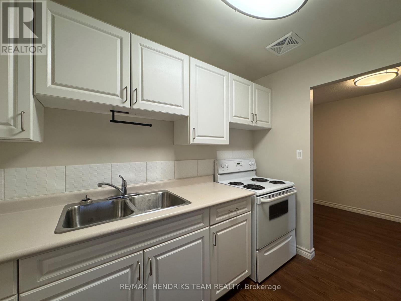 402 - 87 Rockwood Avenue, St. Catharines (Secord Woods), Ontario  L2P 3P2 - Photo 2 - X12637686