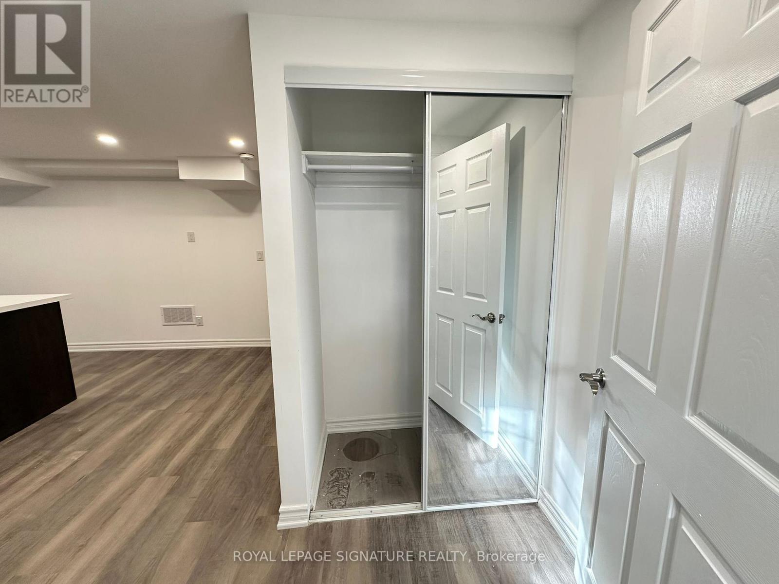 Lower - 17 Tamarisk Drive, Toronto (West Humber-Clairville), Ontario  M9V 1S2 - Photo 10 - W12637662