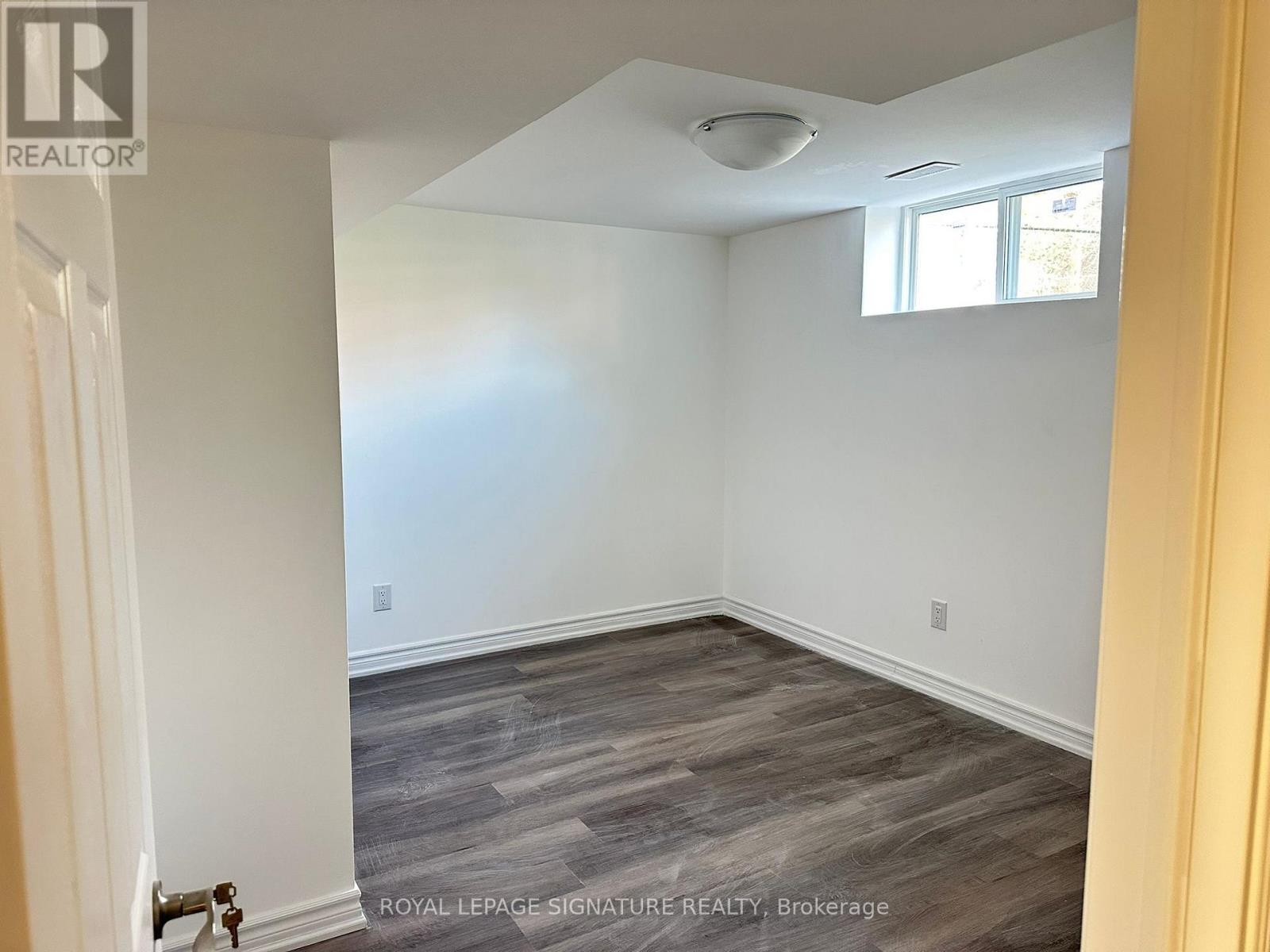 Lower - 17 Tamarisk Drive, Toronto (West Humber-Clairville), Ontario  M9V 1S2 - Photo 5 - W12637662