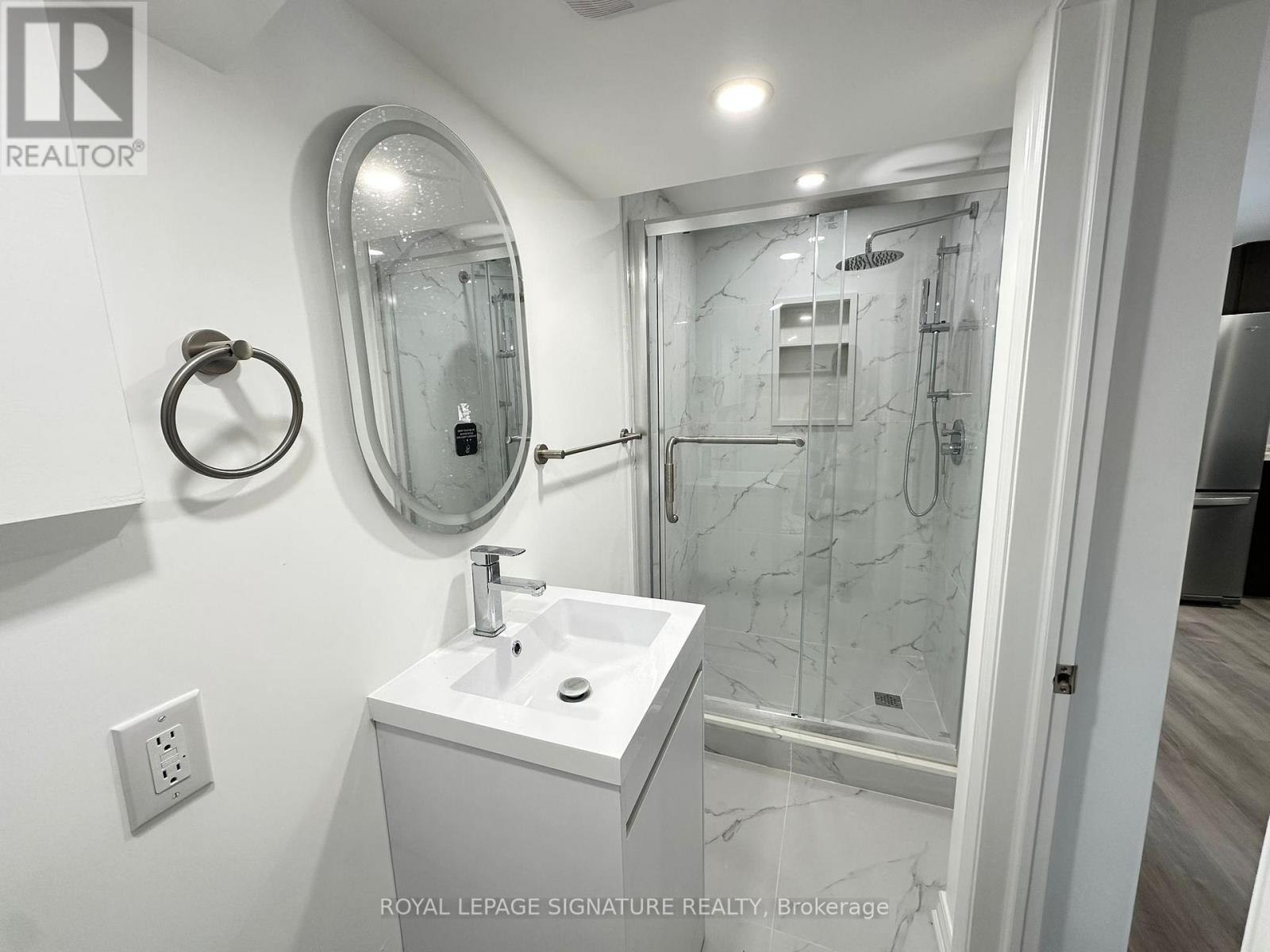 Lower - 17 Tamarisk Drive, Toronto (West Humber-Clairville), Ontario  M9V 1S2 - Photo 7 - W12637662