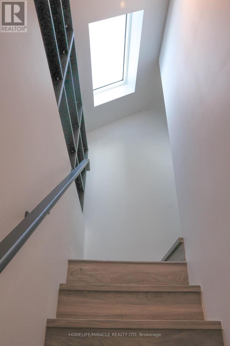 Grdn Suite - 67 Oakmount Road, Toronto, Ontario  M6P 2M3 - Photo 13 - W12637684