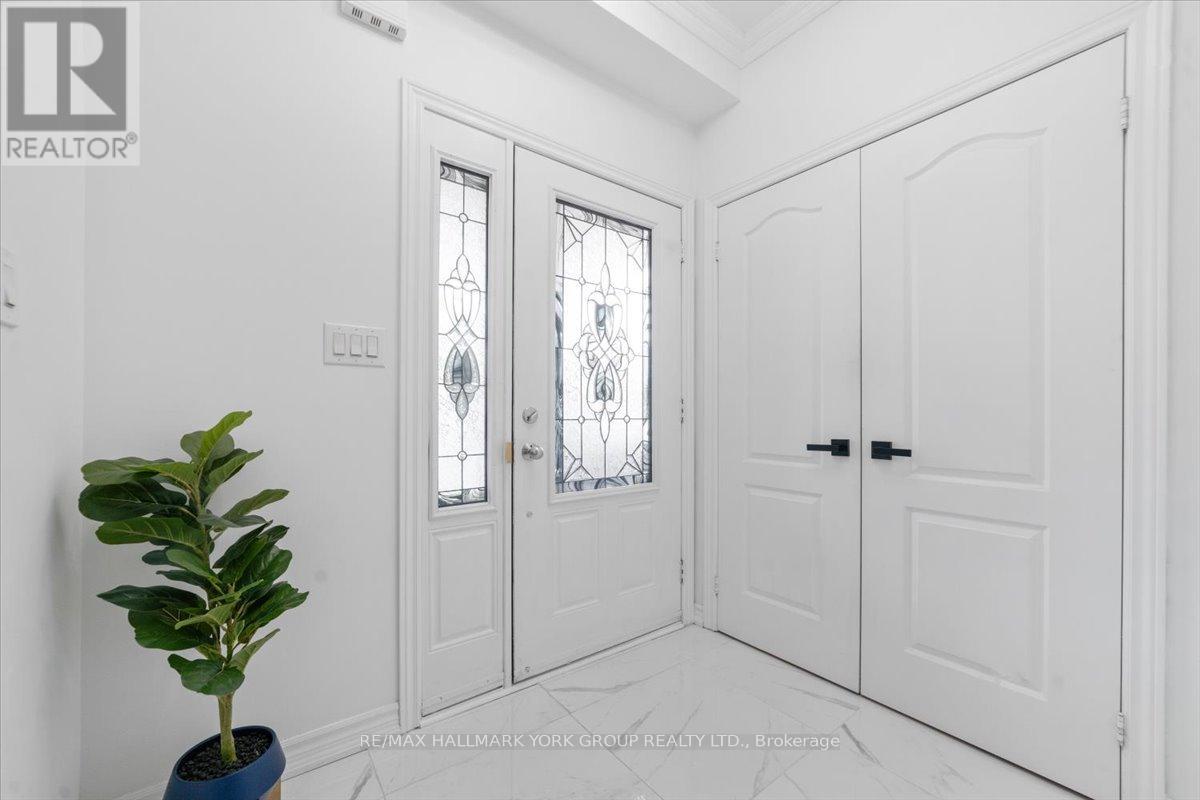 28 West Park Avenue, Bradford West Gwillimbury, Ontario L3Z 0A8 - Photo 2 - N12371375