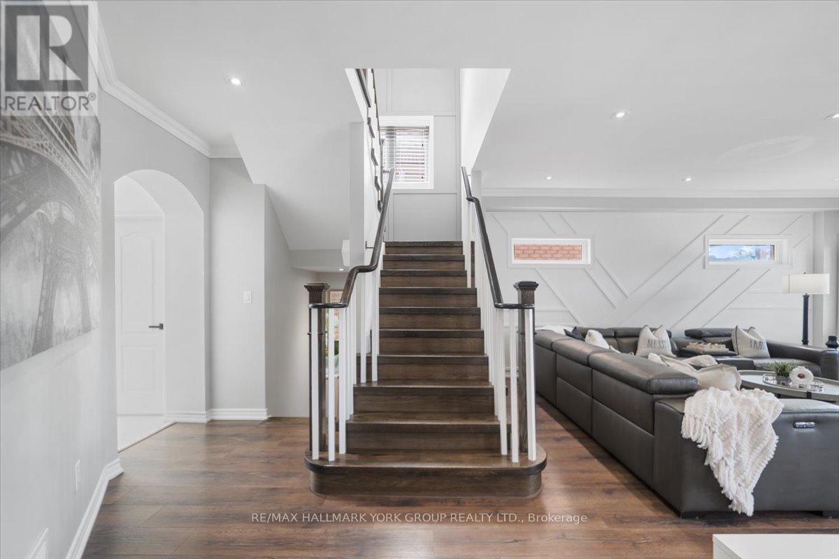 28 West Park Avenue, Bradford West Gwillimbury, Ontario L3Z 0A8 - Photo 4 - N12371375