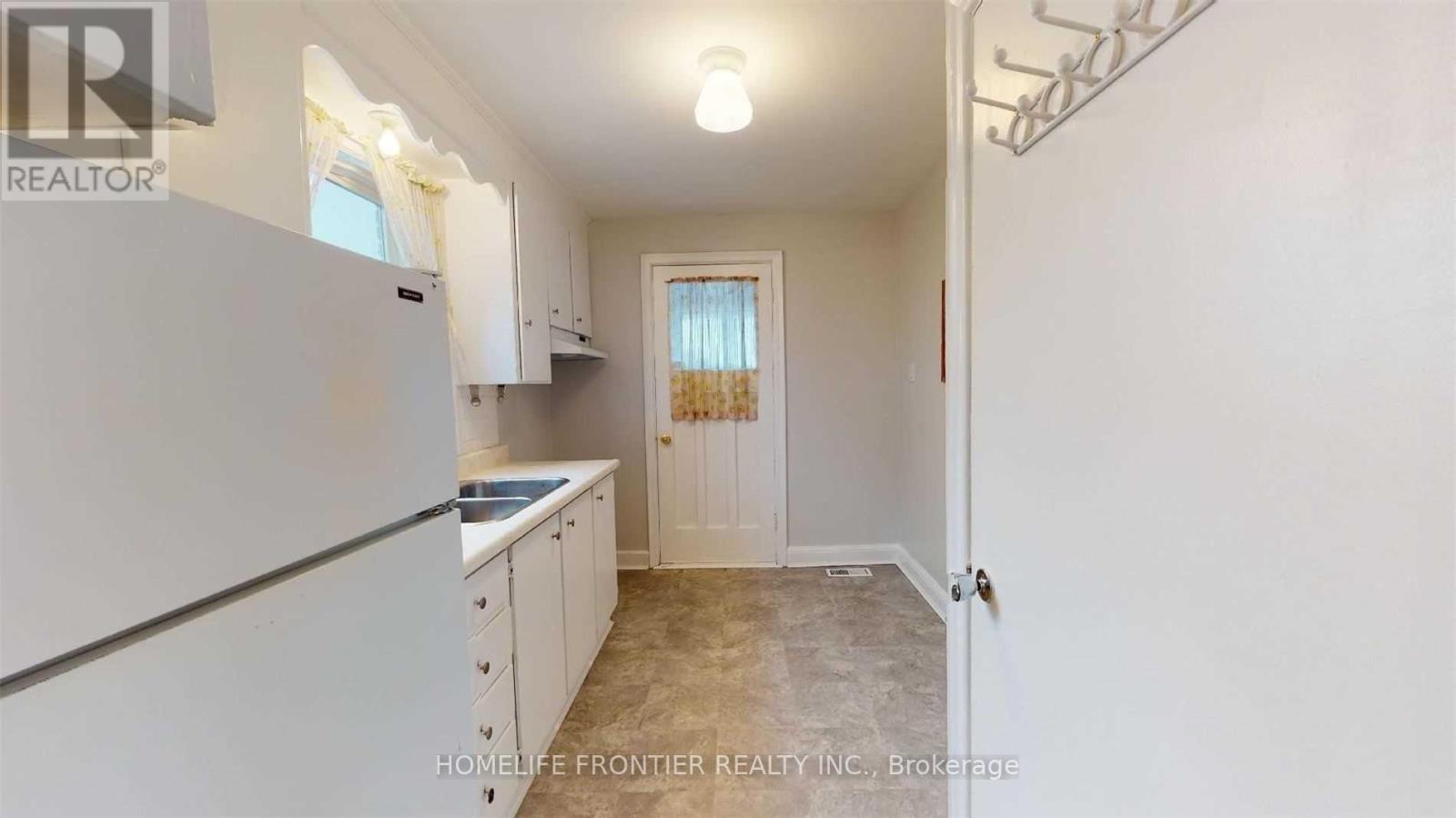 Main - 184 Calvington Drive, Toronto, Ontario  M3M 2M9 - Photo 4 - W12637698