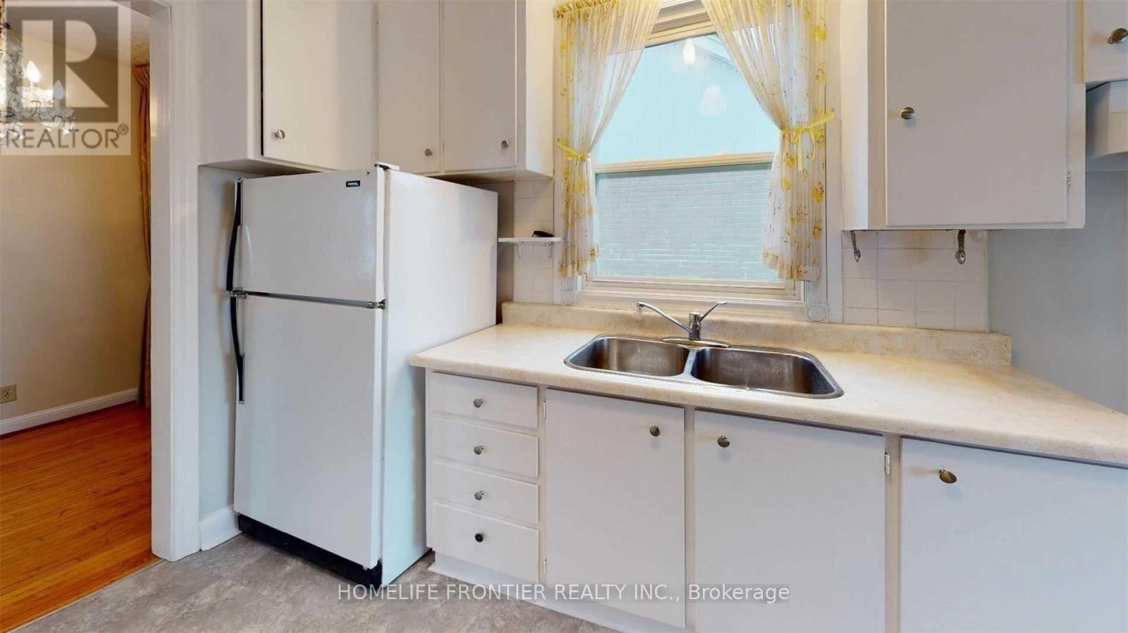 Main - 184 Calvington Drive, Toronto, Ontario  M3M 2M9 - Photo 5 - W12637698