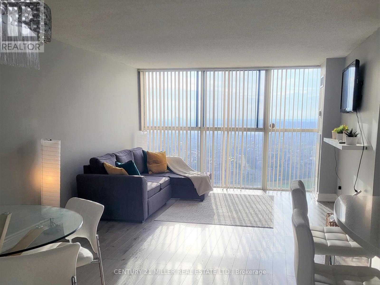 <div class="slider-price">$2,800 Monthly</div><p>1802 - 25 Trailwood Drive, Mississauga, Ontario</p>