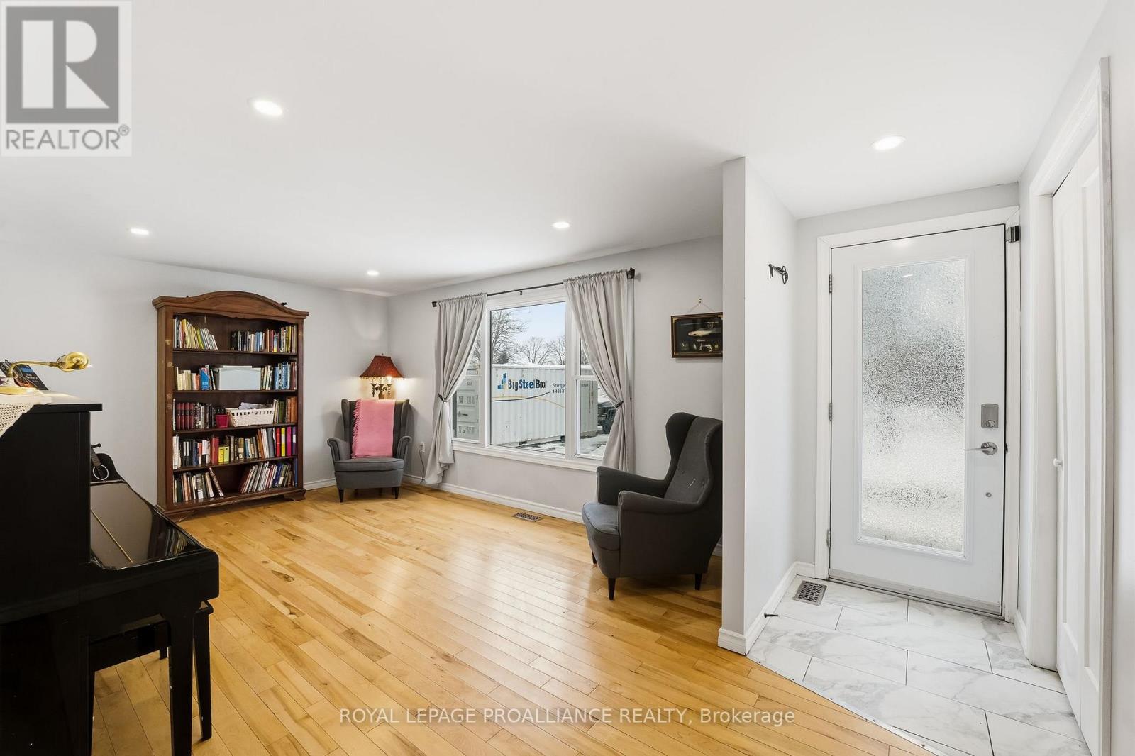 17 Chrisval Avenue, Quinte West, Ontario  K8V 5P7 - Photo 12 - X12637756