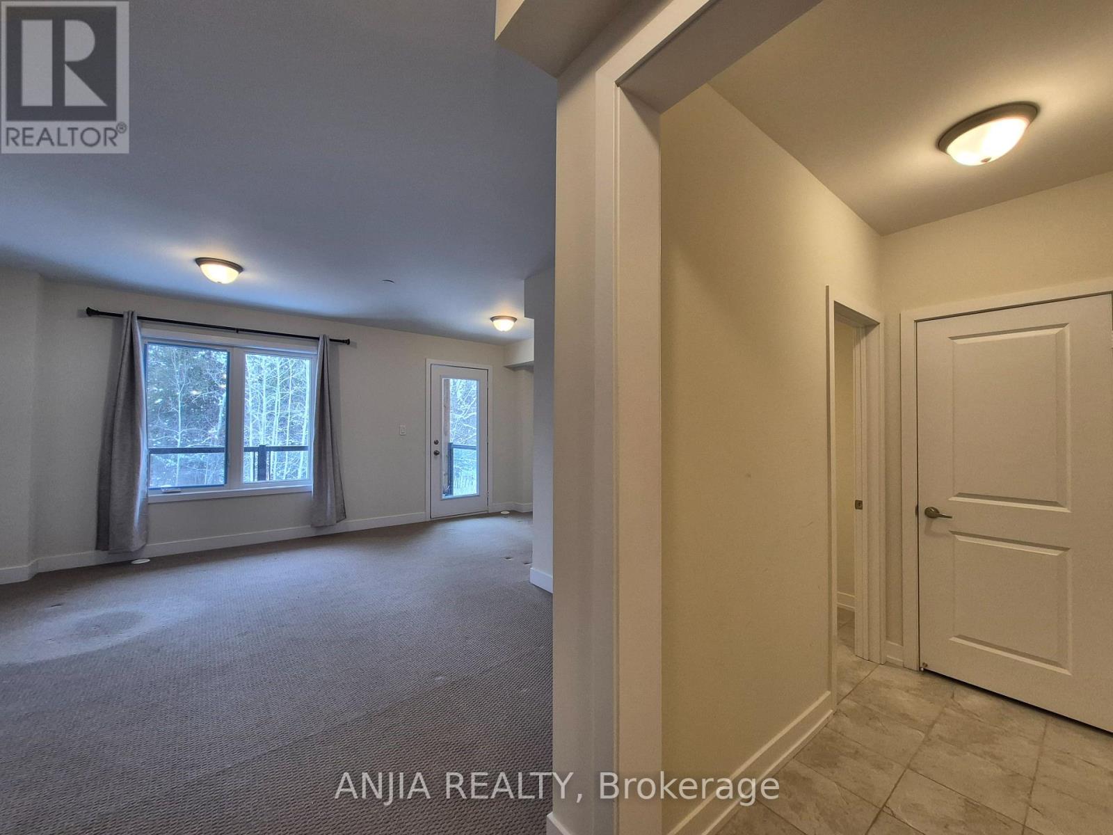 104 Credit Lane, Richmond Hill, Ontario  L4E 1G9 - Photo 5 - N12585528