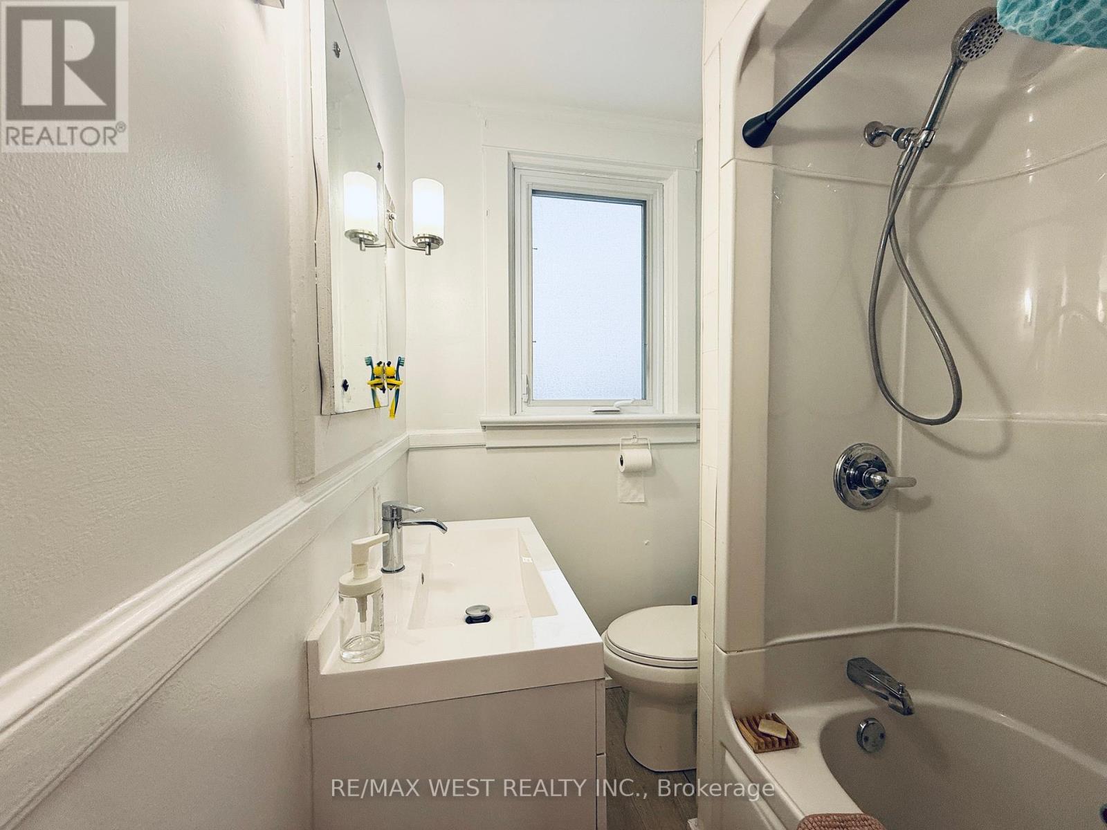 Main & 2nd - 15 Keystone Avenue, Toronto, Ontario  M4C 1G9 - Photo 23 - E12637778