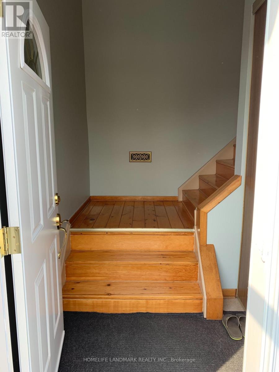 Upper - 96 Bay Hill Drive E, Vaughan (Glen Shields), Ontario  L4K 1G9 - Photo 2 - N12637782