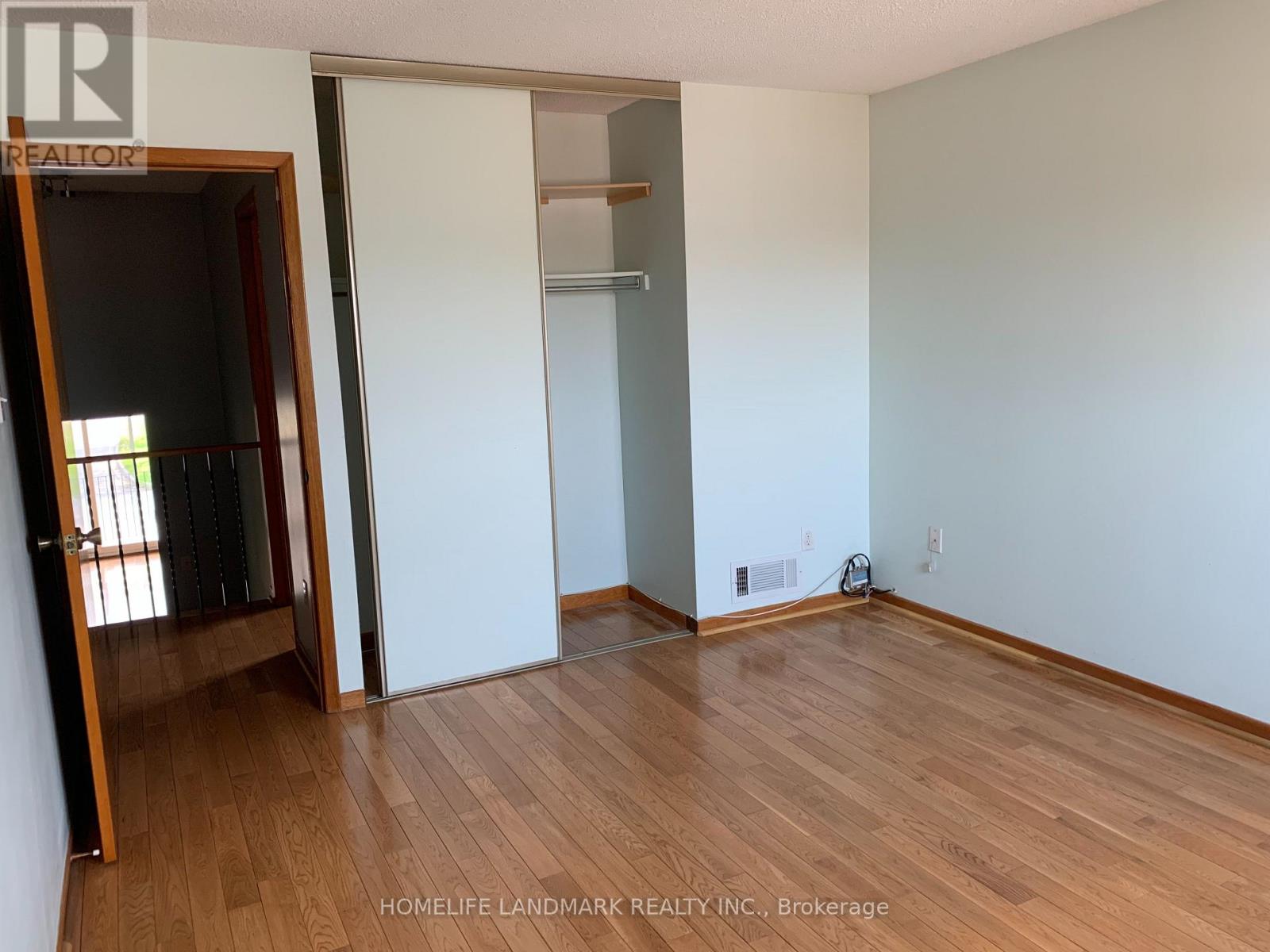 Upper - 96 Bay Hill Drive E, Vaughan (Glen Shields), Ontario  L4K 1G9 - Photo 9 - N12637782