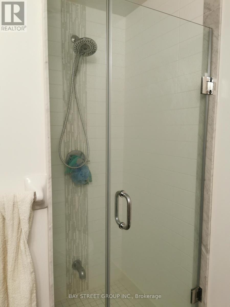 1002 - 55 Oneida Crescent, Richmond Hill, Ontario  L4B 0E8 - Photo 5 - N12637878