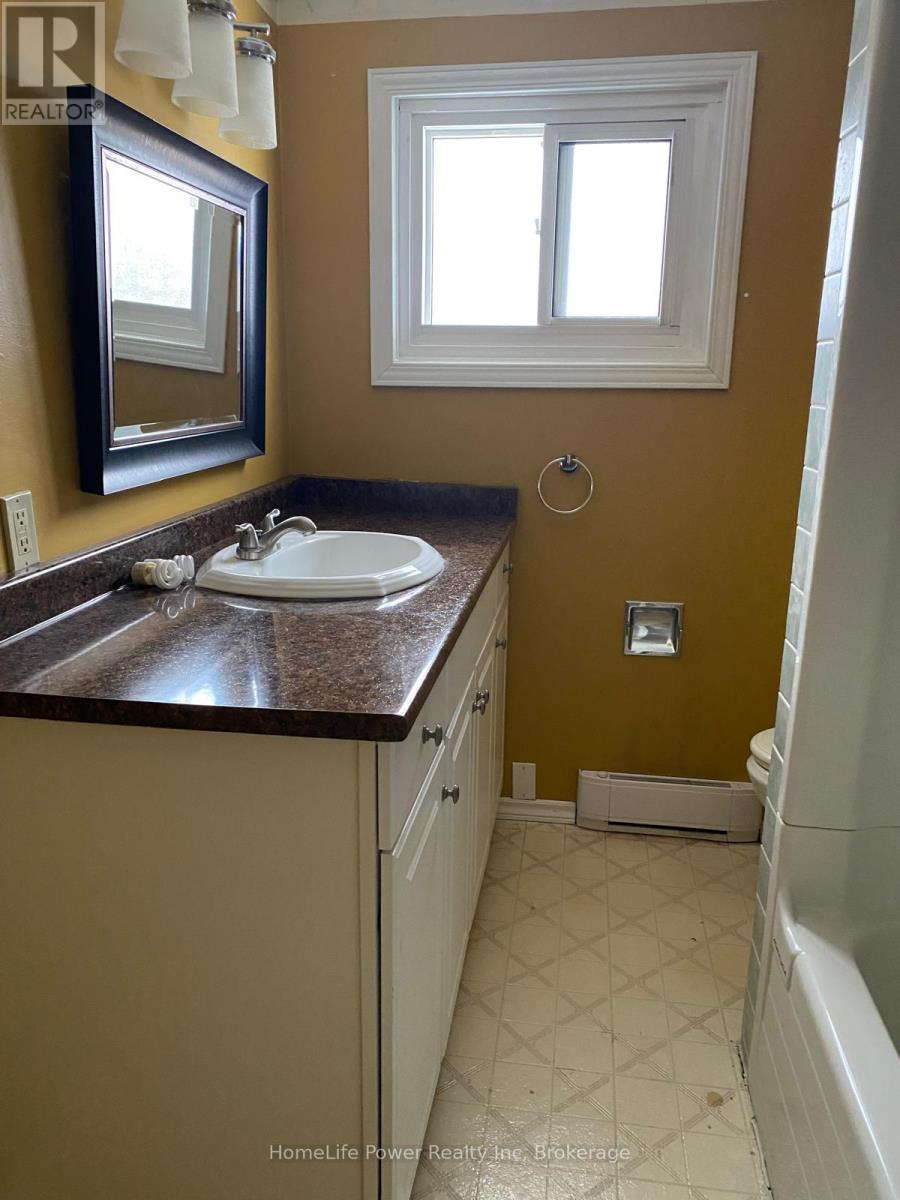 F - 653 Albert Street, Waterloo, Ontario  N2L 3V5 - Photo 8 - X12608424