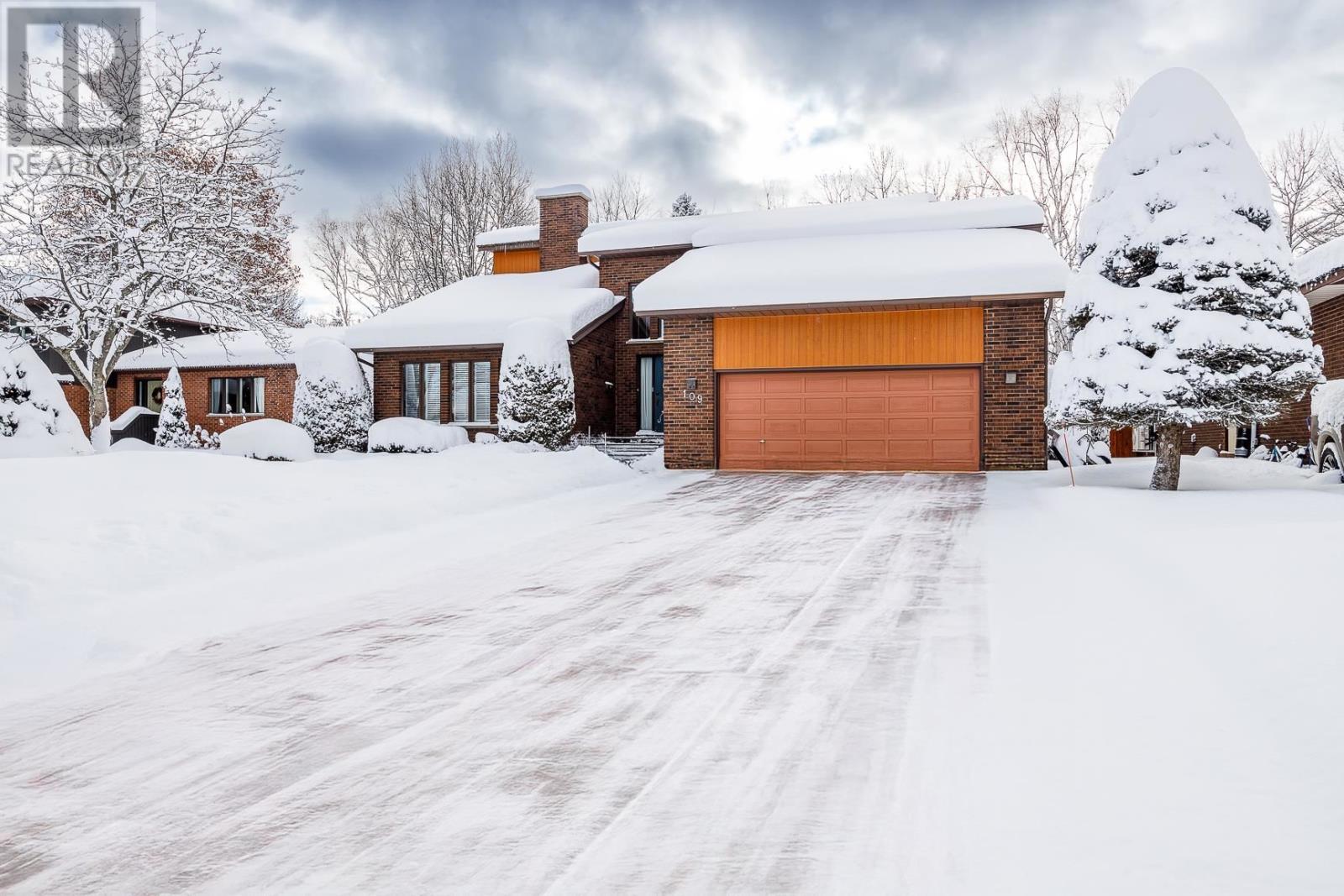 109 Greenview Lane, Sault Ste. Marie, Ontario P6A 6L1 - Photo 2 - SM253435