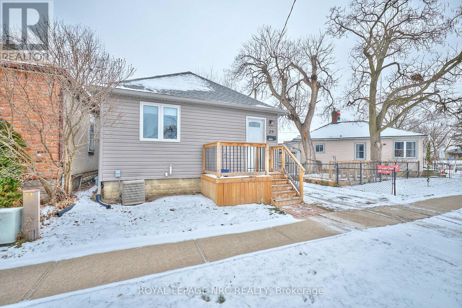 29 Trapnell Street, St. Catharines, Ontario  L2R 1B1 - Photo 3 - X12637928