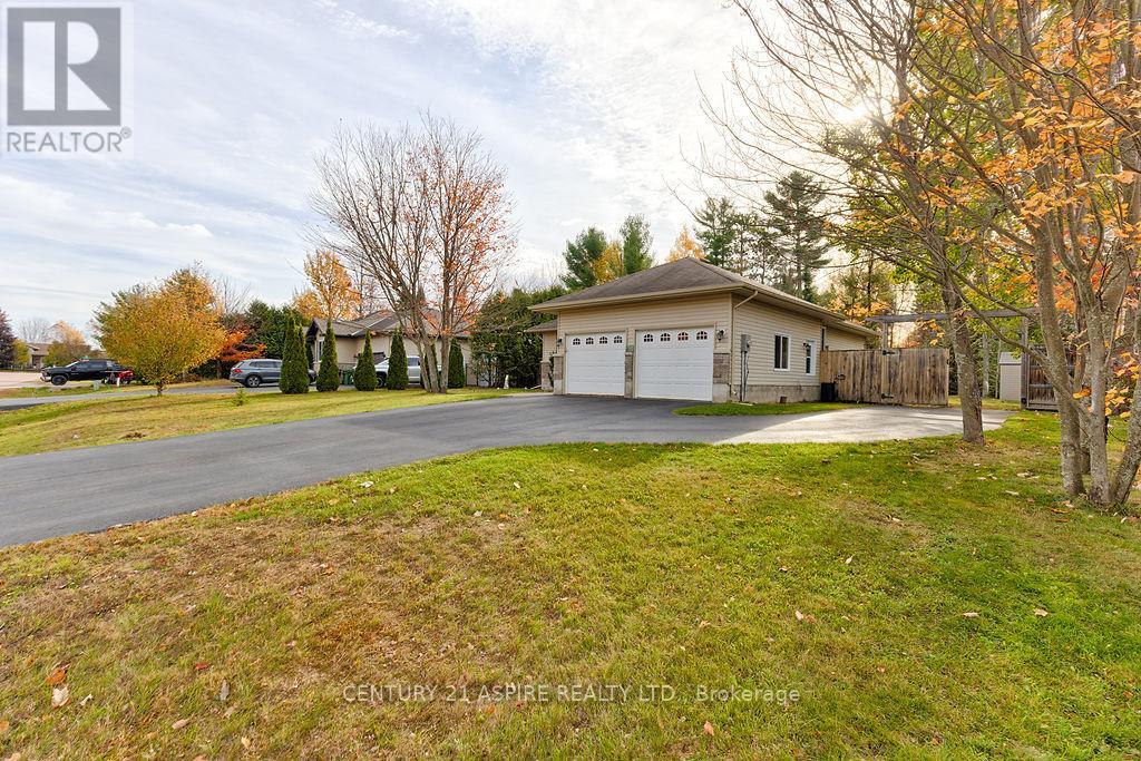 206 Oriole Crescent, Petawawa, Ontario K8H 0A9 - Photo 8 - X12637958