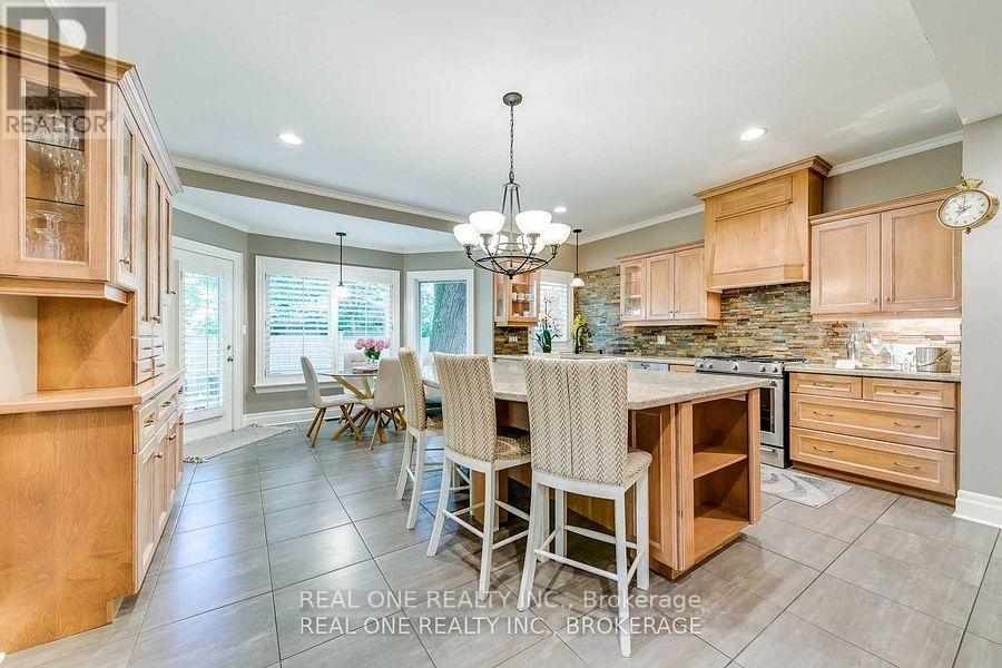 249 Poplar Drive, Oakville (Mo Morrison), Ontario  L6J 4C7 - Photo 13 - W12637982