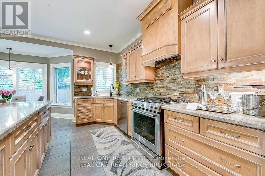 249 Poplar Drive, Oakville (Mo Morrison), Ontario  L6J 4C7 - Photo 14 - W12637982