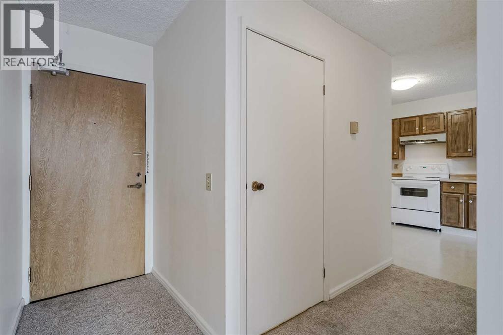 305, 145 Point Drive Nw, Calgary, Alberta  T3B 4W1 - Photo 5 - A2269679
