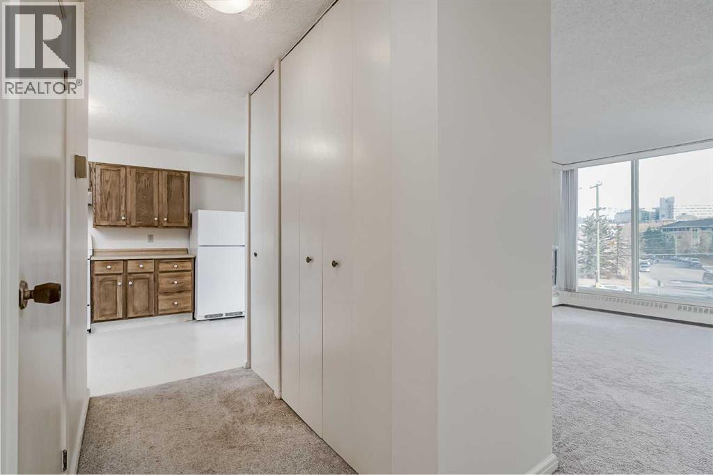 305, 145 Point Drive Nw, Calgary, Alberta  T3B 4W1 - Photo 6 - A2269679