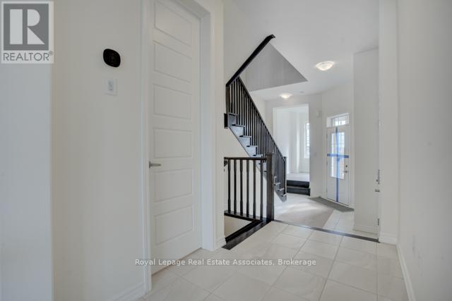 546 Fir Court, Milton, Ontario  L9E 1M5 - Photo 2 - W12638028