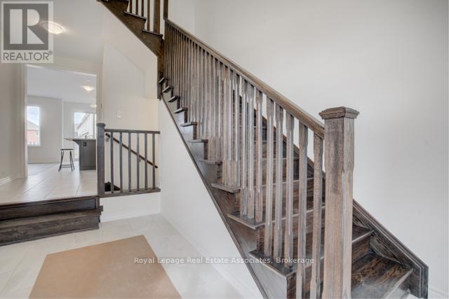 546 Fir Court, Milton, Ontario  L9E 1M5 - Photo 3 - W12638028