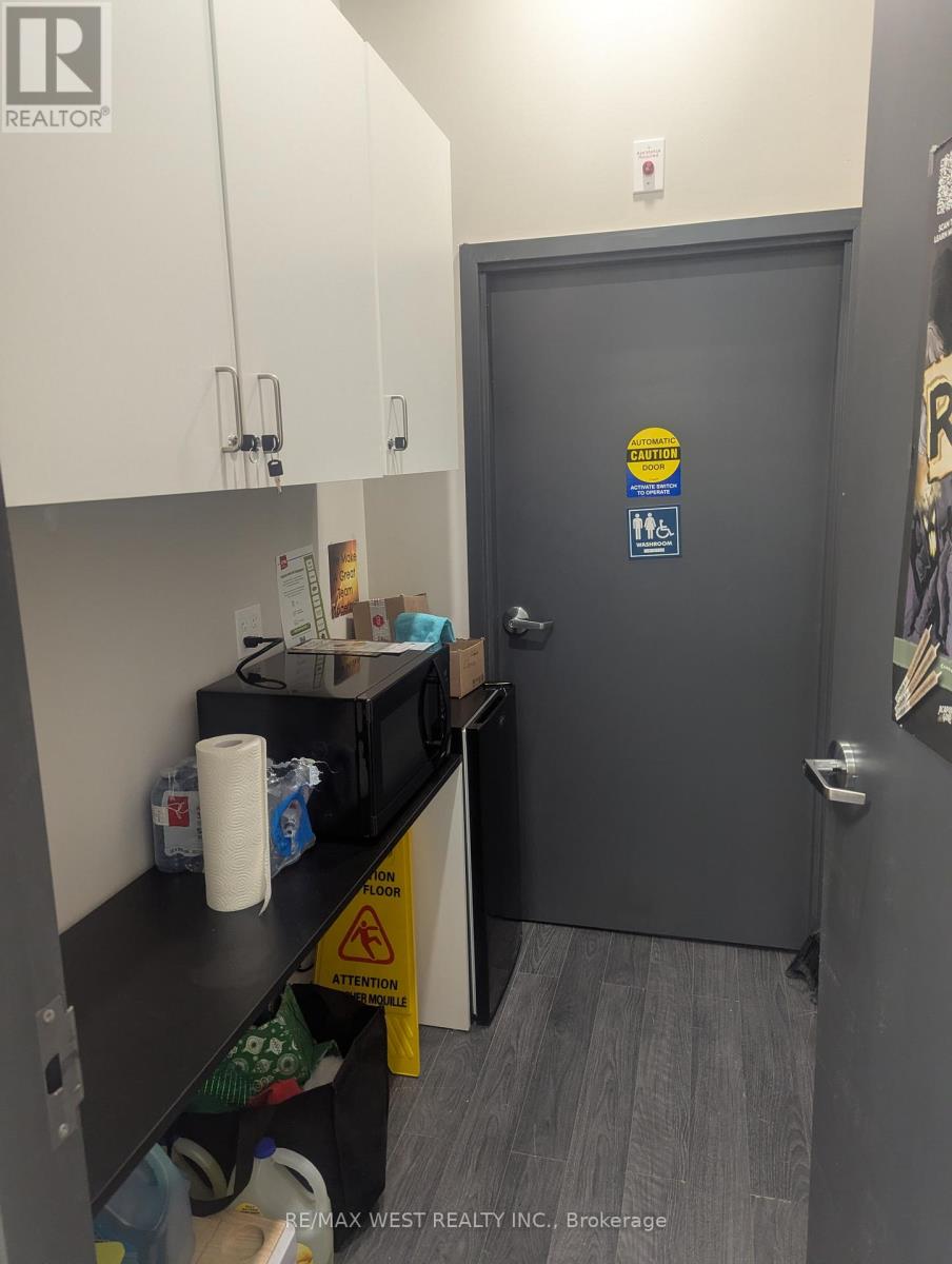 2b - 17 Queen Street N, Mississauga, Ontario  L5N 6A1 - Photo 7 - W12638040