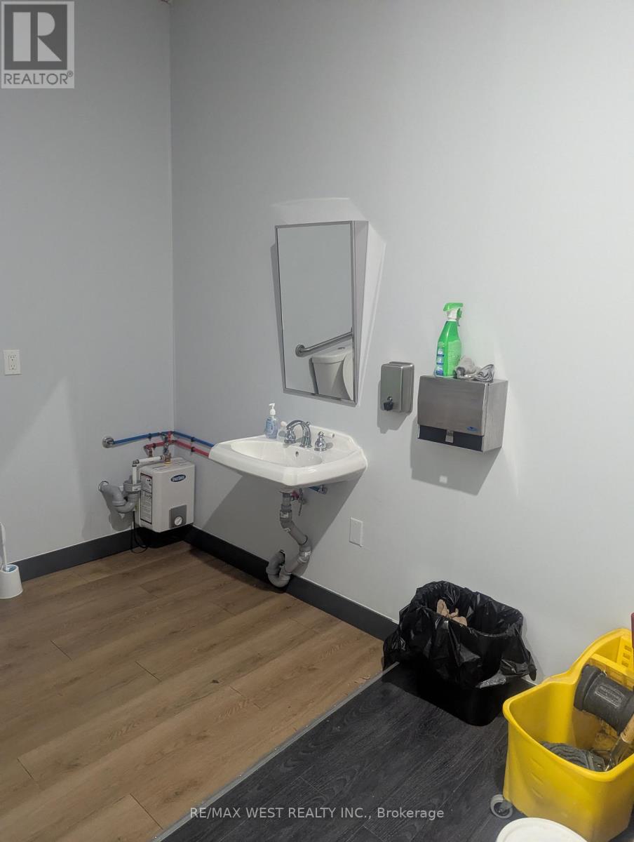 2b - 17 Queen Street N, Mississauga, Ontario  L5N 6A1 - Photo 9 - W12638040